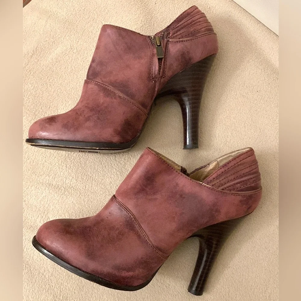 Frye Valerie Piping Purple SZ 8 Dark Cottagecore Goth Leather Ankle Bootie Heels